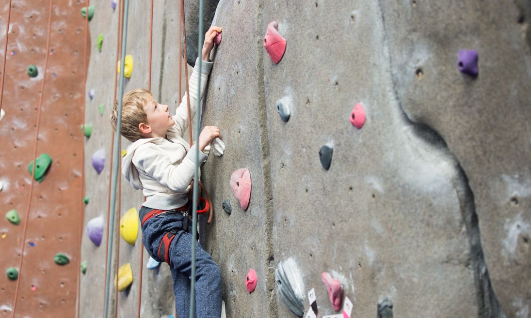 Klettern oder Bouldern mit Kindern in Köln und Umgebung © Aleksei Potov/Adobe Stock